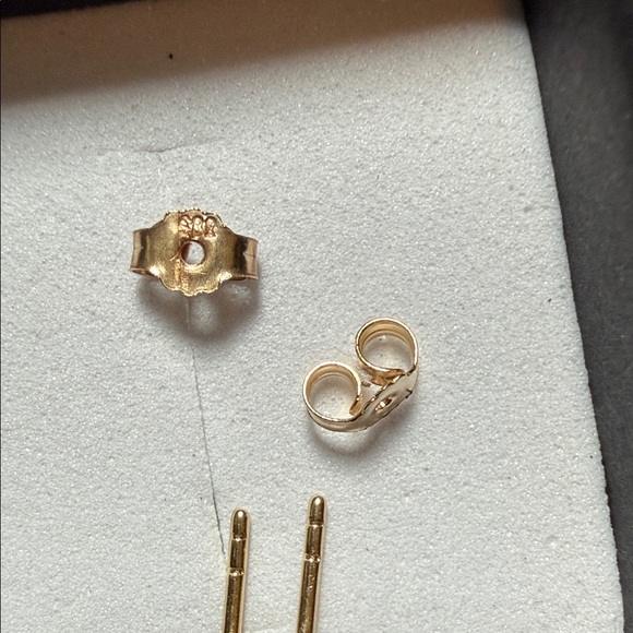 14k Gold Crescent Moon Stud Earrings - Unbranded - Picture 3 of 9